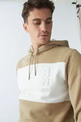 Buzo canguro de felpa azul marino y gris con capucha ajustable, bolsillo tipo canguro, mangas largas y logo en relieve.