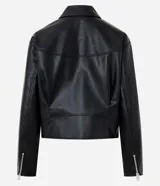 Campera de cuero sintético (PU) color negro, con cierre frontal y en los puños, cuello clásico y bolsillos laterales. Diseño de corte regular con acabado resistente.