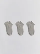 Kit de tres pares de medias cortas tipo soquete, color gris melange, con logo de la marca Hering estampado en el empeine.
