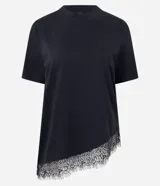 Remera de algodón color negro con cuello redondo y mangas cortas. Presenta un diseño de corte asimétrico en el ruedo, decorado con una aplicación de encaje fino en el borde inferior.