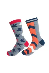 Pack de dos pares de medias de caña larga de algodón. Un par presenta estampado de aves en tonos gris, azul y rosa, mientras que el otro par tiene un diseño de chevron en bloques de color naranja, azul y blanco.