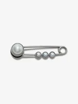 Accesorio para Crocs con forma de imperdible plateado decorado con perlas.