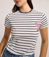 Remera de algodón a rayas horizontales blancas y azules, con cuello redondo y manga corta. Presenta un estampado de cereza con moño en el pecho.