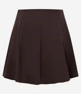 Short pollera deportivo de corte evasé y diseño corto, confeccionado en microfibra técnica con forro interior.