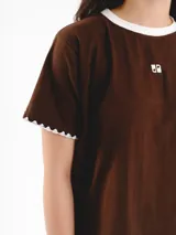 Remera de algodón azul marino, con cuello redondo y detalles en color blanco. Presenta mangas cortas con terminación bordada a contratono y logo bordado pequeño en el frente.