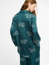 Pantalón palazzo negro con estampado de tigres rosas, cintura elástica y bolsillos laterales.