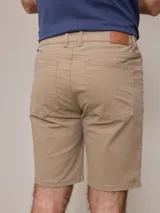 Bermuda de hombre color azul marino, confeccionada en sarga con 5 bolsillos. Composición: 98% algodón y 2% elastano.