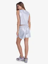 Chaleco sastrero plateado de poliéster con botones y forro interior.