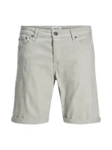 Short chino de corte regular, confeccionado en sarga de algodón con un ligero toque de elastano para mayor comodidad. Presenta un tono gris claro con efecto lavado, bolsillos laterales y traseros, y dobladillo en las piernas.