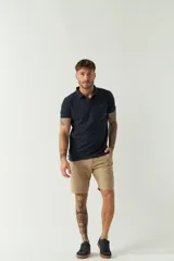 Remera polo blanca de manga corta, con cuello clásico, cierre de tres botones y logo estampado en el pecho.