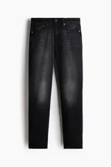 Jean de cinco bolsillos en denim de algodón con ligero stretch, corte ajustado en cintura, muslos y bajo, con piernas rectas y cintura estándar.