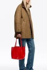 Bolso shopper mediano Bimba Y Lola de piel roja con grabado efecto cocodrilo, doble asa de hombro y logo metálico en la parte inferior.
