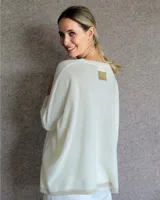 Sweater color crudo con escote en V y mangas 3/4.