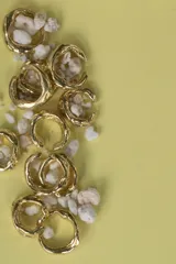 Earcuff de metal plateado, diseño orgánico y texturizado, que se ajusta al cartílago de la oreja sin necesidad de perforación.