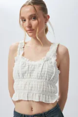 Top blanco sin mangas, elastizado y texturizado.