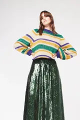 Falda midi de corte evasé, confeccionada en tela negra cubierta completamente de lentejuelas brillantes. Presenta una cintura elástica cómoda y un diseño fluido que aporta movimiento.