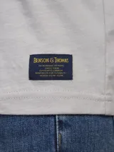 Remera color gris claro con estampa rectangular de una piscina en Palm Springs.