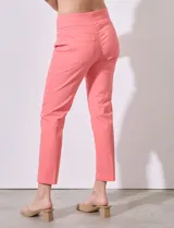 Pantalón blanco de gabardina elastizada, marca Ruby Rd, con pretina ancha elastizada, bolsillos delanteros simulados, bolsillos traseros aplicados y largo al tobillo.