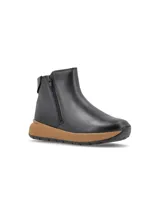 Bota corta de cuero negro con cierre lateral y suela de plataforma color tostado.