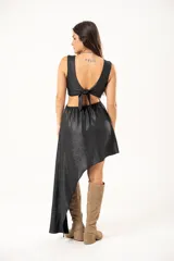 Vestido corto negro con lurex, escote en V, corte asimétrico y detalle cut-out en la cintura.