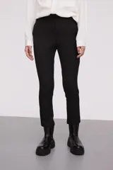 Pantalón negro de corte slim fit.