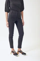 Pantalón negro de vestir, de corte recto y tiro medio.