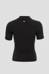 Blusa gris de tejido de punto acanalado, con cuello alto y mangas cortas.