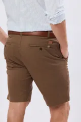 Bermuda clásica azul marino confeccionada en gabardina liviana de algodón con elastano, de corte recto y diseño liso.