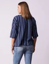 Blusa de algodón con diseño de rayas verticales en tonos azul, rosado y amarillo, escote en V con botones de madera, y mangas cortas con detalles de botones en los laterales.