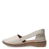 Sandalias de cuero color beige con diseño de punta cerrada y aberturas laterales, con suela plana de goma color marrón.