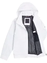 Campera blanca de Tommy Hilfiger con capucha, cierre frontal con cremallera, dos bolsillos laterales y logo de la marca bordado en la manga.