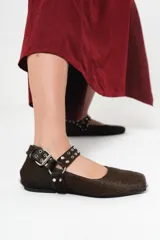 Balerinas de cuero de pelo color chocolate, con punta cuadrada, hebilla y detalles metálicos en el empeine y talón.