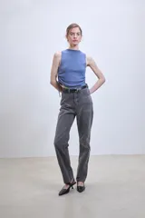 Pantalón de jean de corte recto y tiro alto, color gris con efecto acid wash, con bolsillos y trabillas para cinto.