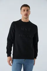 Buzo blanco de felpa con cuello redondo, mangas largas y puños. Presenta un estampado en relieve con texto y logo en goma.