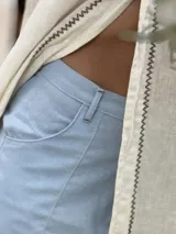 Short de lino color beige, de calce perfecto y con detalles de pespuntes en contraste.