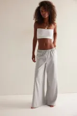 Pantalón de descanso de tiro alto y pierna ancha con estampado de micro-rayas. Cuenta con cintura elastizada, cordón de ajuste y detalle acanalado en la parte superior.