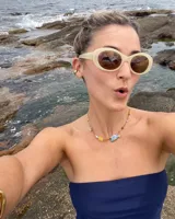 Collar corto de cuentas de colores con dije de pez de cerámica, piedras naturales y detalles en plata 925.