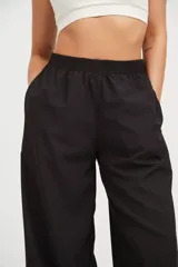 Pantalón negro super amplio de tela ultra liviana y elastizada con cintura elastizada.