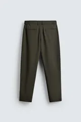 Pantalón regular fit color azul marino, confeccionado en tejido elástico. Cuenta con bolsillos frontales, bolsillos traseros de vivo con botón y cierre frontal con cremallera y botón.