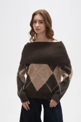 Sweater de tejido de punto con diseño de rombos en tonos marrón y beige, presenta un cuello estilo buche amplio y mangas largas.