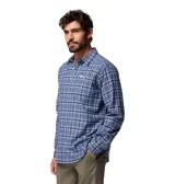 Camisa de franela de manga larga Columbia modelo Cornell Woods, color azul con patrón de cuadros, cierre frontal de botones y un bolsillo en el pecho.