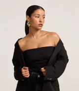 Blusa sin breteles negra, con canesú doblada y fruncidos laterales.