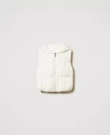 Chaleco acolchado de la colección Actitude confeccionado en tejido técnico con patrón de punto trenzado. Capucha, cierre de cremallera, bolsillos laterales, sin mangas, cordón interior en el bajo para regular el volumen, logo en el bajo, corte recto.