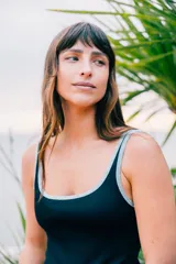 Traje de baño entero negro de lycra texturizada con bordes de terciopelo celeste.