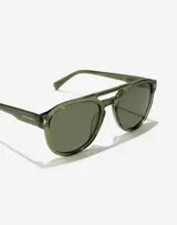 Lentes de sol unisex Hawkers modelo Diver, con montura verde oliva transparente y lentes polarizadas verdes.