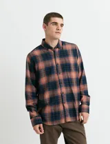 Camisa de franela de manga larga con estampado de cuadros escoceses, cuello button-down y cierre frontal con botones.