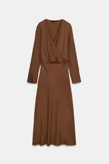 Vestido midi de viscosa color marrón, con escote cruzado en pico, manga larga con puños y falda evasé.