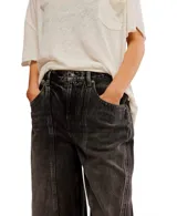 Pantalón de jean negro con lavado gastado, corte ancho, tiro alto, bolsillos delanteros y traseros, y terminación con dobladillo ancho.
