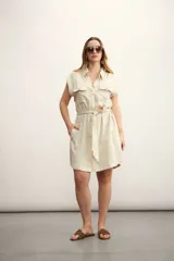 Vestido camisero corto negro con cuello clásico, solapas, cierre frontal con botones, cinturón de lazo y bolsillos laterales.