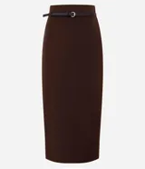 Pollera midi marrón de corte recto, con cinturón de hebilla redonda y detalle de encaje en la espalda.